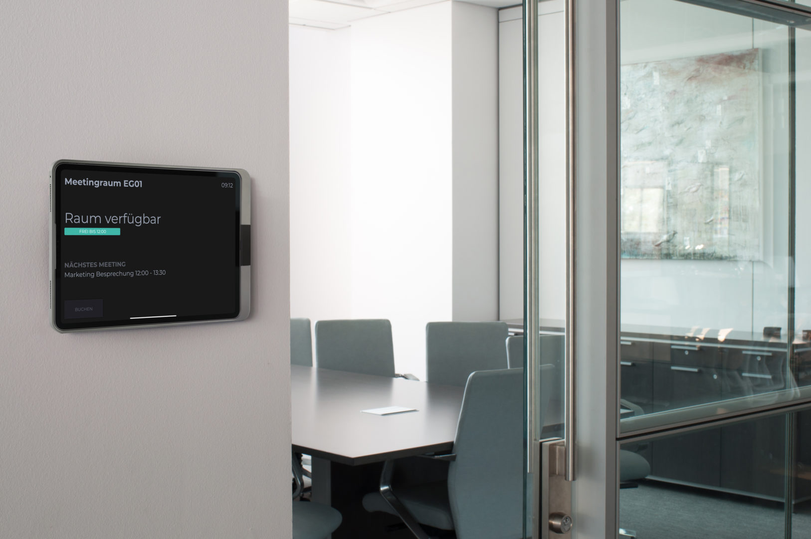 viveroo_one_darksteel_ipad_mount_conference_room_DE viveroo_one_darksteel_ipad_mount_conference_room_DE